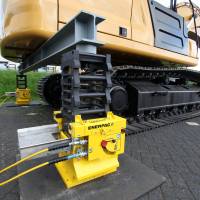 Safer Excavator Maintenance with Enerpac Cube Jack Lifting 